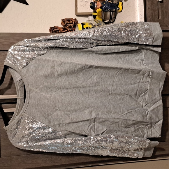 ♥️New gray gotta have it sequin knit top - Picture 9 of 11